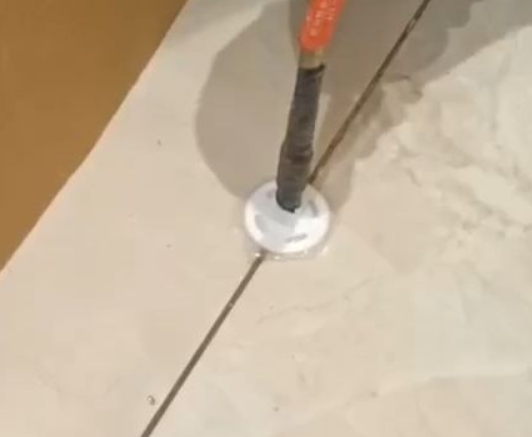 南和瓷砖空鼓维修公司专业解答瓷砖在铺贴过程中，如果没有涂抹均匀到位的粘结材料（如水泥砂浆或瓷砖胶），可能会导致以下问题